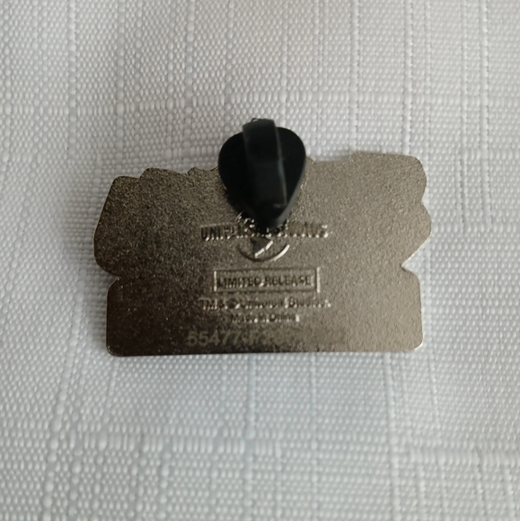 UNIVERSAL Studios Vintage Earthquake ride pin - Picture 3 of 4